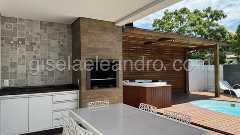 Increíble casa en Jurere Inn con 4 habitaciones y jacuzzi.