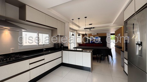 Increíble casa en Jurere Inn con 4 habitaciones y jacuzzi.