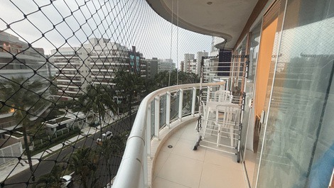 Apartamento em Riviera pé na grama