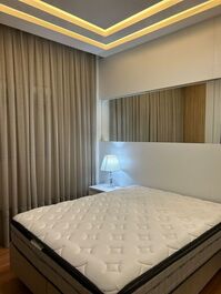 Apartamento com 4 suítes e 3 vagas de garagem em Meia Praia