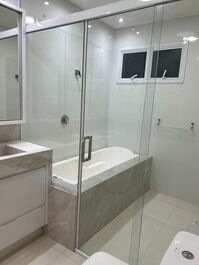 Apartamento com 4 suítes e 3 vagas de garagem em Meia Praia