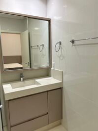 Apartamento com 4 suítes e 3 vagas de garagem em Meia Praia