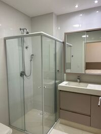 Apartamento com 4 suítes e 3 vagas de garagem em Meia Praia