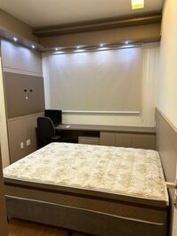 Apartamento com 4 suítes e 3 vagas de garagem em Meia Praia