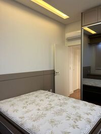 Apartamento com 4 suítes e 3 vagas de garagem em Meia Praia