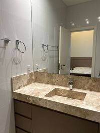 Apartamento com 4 suítes e 3 vagas de garagem em Meia Praia