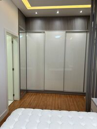 Apartamento com 4 suítes e 3 vagas de garagem em Meia Praia