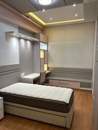 Apartamento com 4 suítes e 3 vagas de garagem em Meia Praia