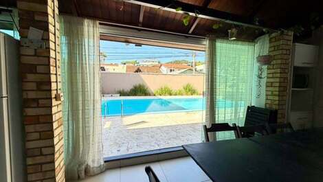 House with 4 bedrooms, swimming pool and gourmet area.