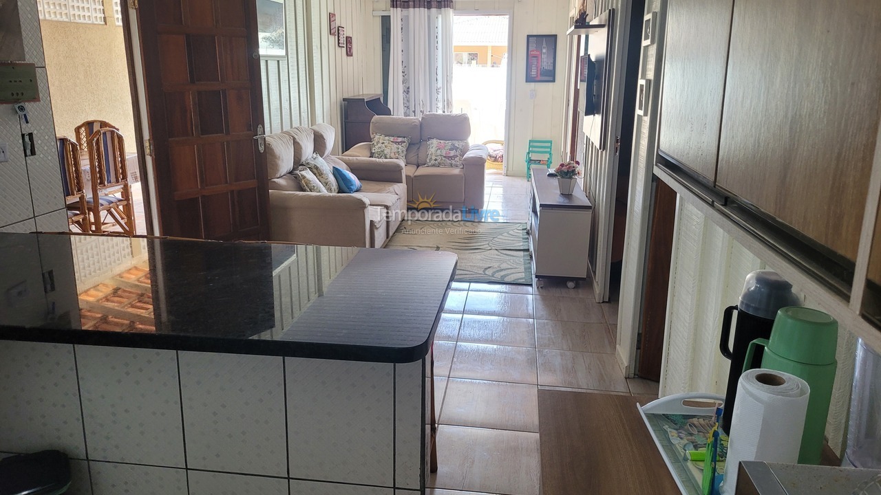 Casa para aluguel de temporada em Guaratuba (Balneário Eliane)