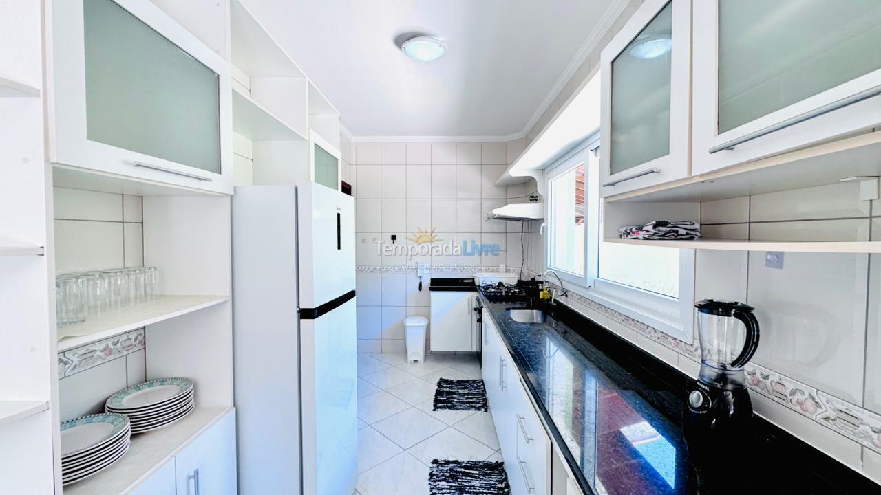 Casa para aluguel de temporada em Ubatuba (Itaguá)