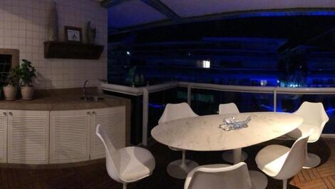 Apartamento frente mar na Praia Brava