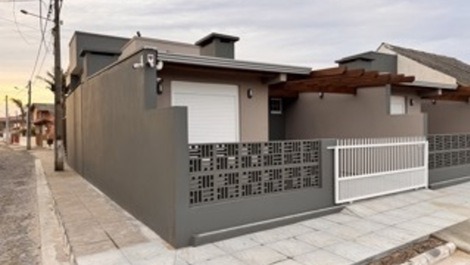 Estúdios Molhes, beachfront in Passo de Torres, air conditioning and garage.