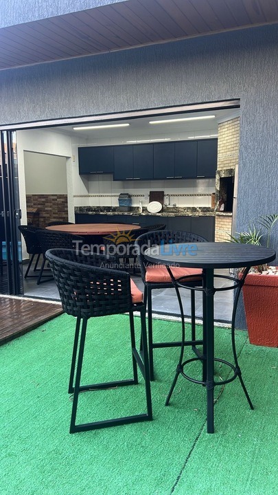 Casa para aluguel de temporada em Porto Belo (Perequê)