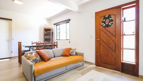 Calle tranquila rodeada de naturaleza.