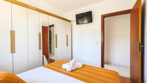 Calle tranquila rodeada de naturaleza.