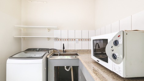 Calle tranquila rodeada de naturaleza.