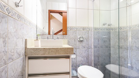 Calle tranquila rodeada de naturaleza.