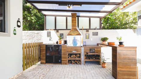 Calle tranquila rodeada de naturaleza.