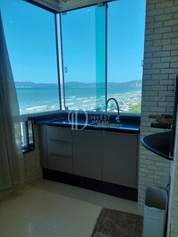 Beachfront vacation rental for 10 people, 3 bedrooms, 2 bathrooms.