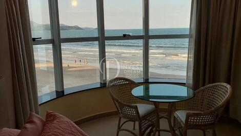 Beachfront vacation rental for 10 people, 3 bedrooms, 2 bathrooms.