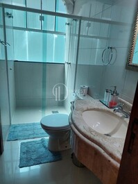 Beachfront vacation rental for 10 people, 3 bedrooms, 2 bathrooms.