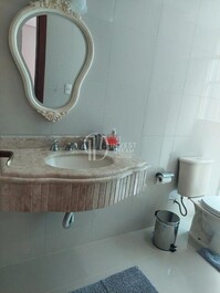 Beachfront vacation rental for 10 people, 3 bedrooms, 2 bathrooms.