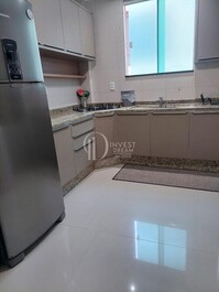 Beachfront vacation rental for 10 people, 3 bedrooms, 2 bathrooms.