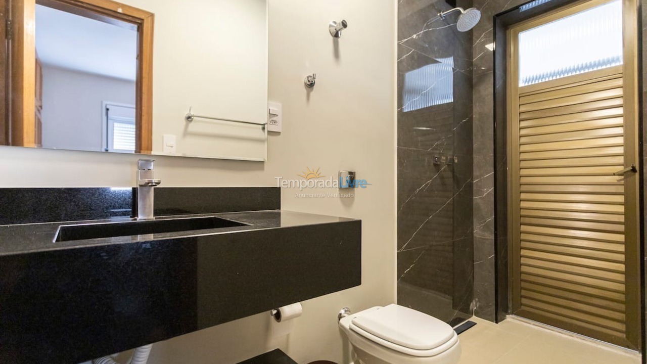 Apartamento para aluguel de temporada em Guarujá (Pitangueiras)