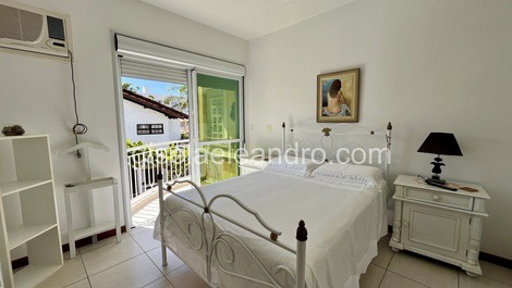 Charming apartment with 2 suites in Canasvieiras, 100 meters from the sea.