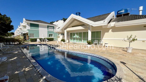 Charming apartment with 2 suites in Canasvieiras, 100 meters from the sea.