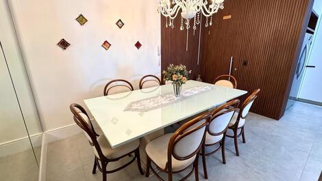 Apto Luxuoso com 3 dormitórios e vista panorâmica do mar.