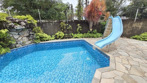 House with 4 suites, A/C, swimming pool, barbecue, prime location, Praia da Enseada