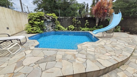 House with 4 suites, A/C, swimming pool, barbecue, prime location, Praia da Enseada