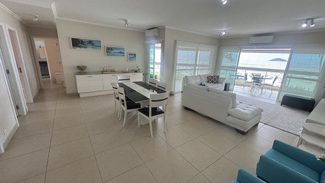 Apartamento frontal ao mar em Riviera