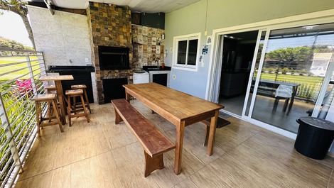 Área externa com churrasqueira, tanque e máquina de lavar