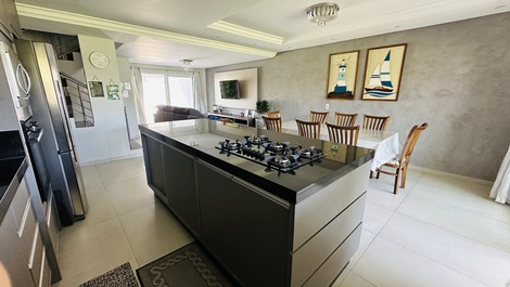 Casa Perfeita para Famílias – Suíte, Ar-Condicionado e Quintal Amplo