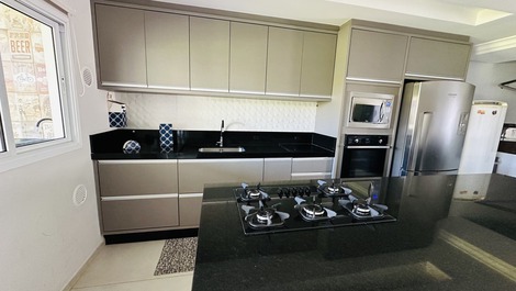 Cozinha com geladeira, frezzer, fogão, microondas e forno