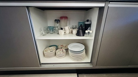 Pratos, xicaras e canecas