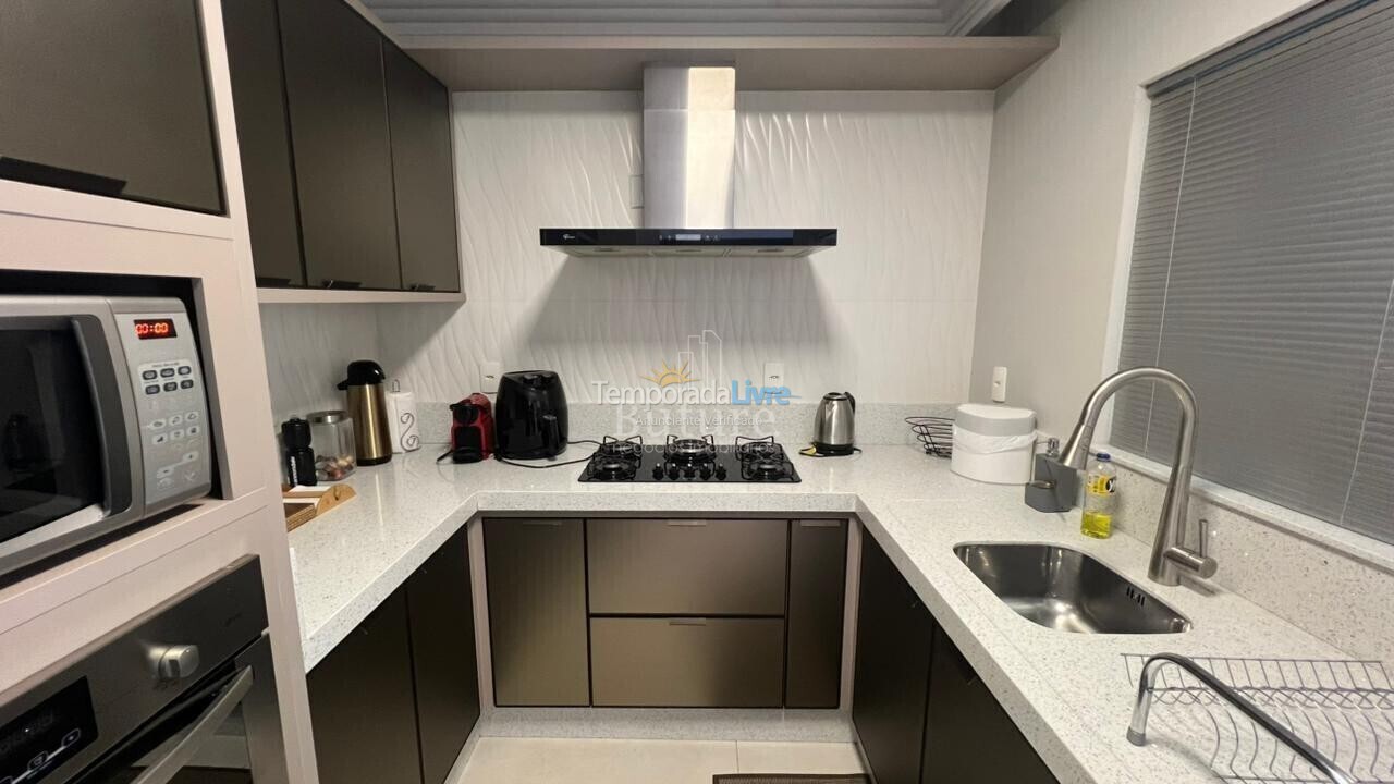 Apartamento para aluguel de temporada em Itapema (Meia Praia)