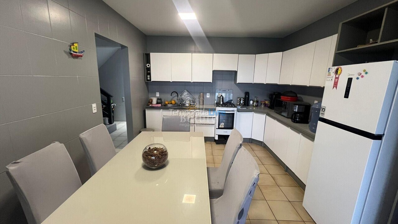 Casa para aluguel de temporada em Itapema (Estreito)