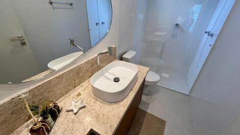 NEW apartment with a large terrace and 3 suites in Meia Praia.