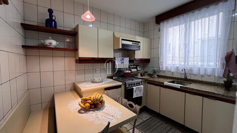 Apartamento completamente amueblado con capacidad máxima para 8 personas.