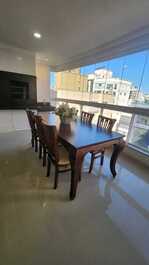 Apto lindo 50 metros do mar