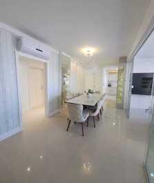 Apto lindo 50 metros do mar