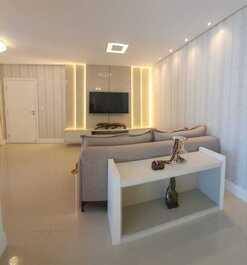 Apto lindo 50 metros do mar