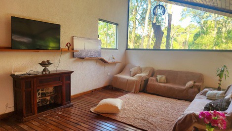 Country house in a gated community with private boat ramp to the reservoir.