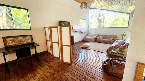 Country house in a gated community with private boat ramp to the reservoir.