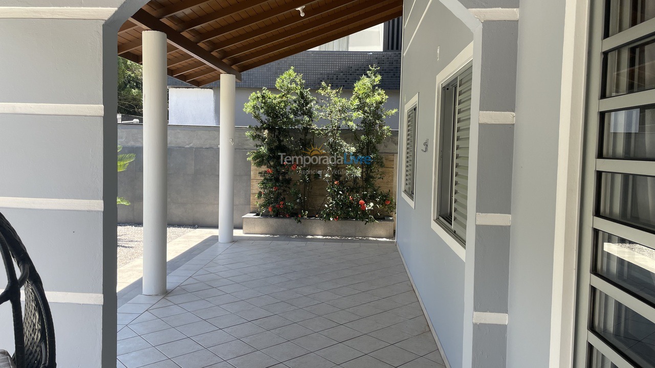 Casa para aluguel de temporada em Governador Celso Ramos (Praia de Palmas)