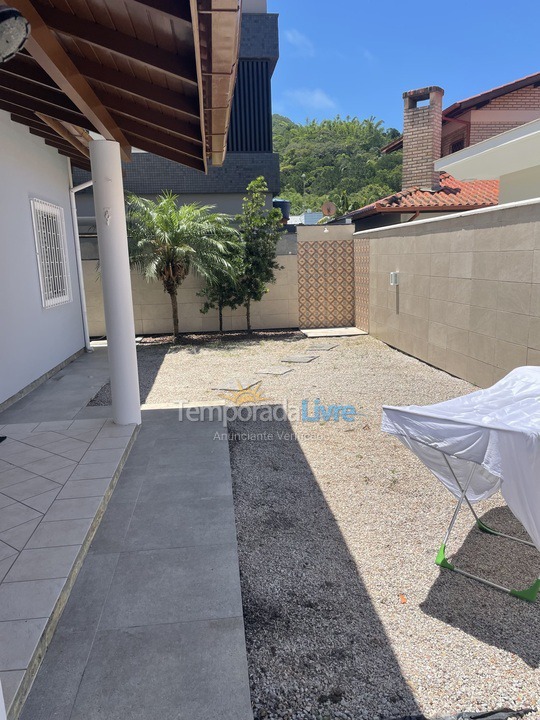 Casa para aluguel de temporada em Governador Celso Ramos (Praia de Palmas)